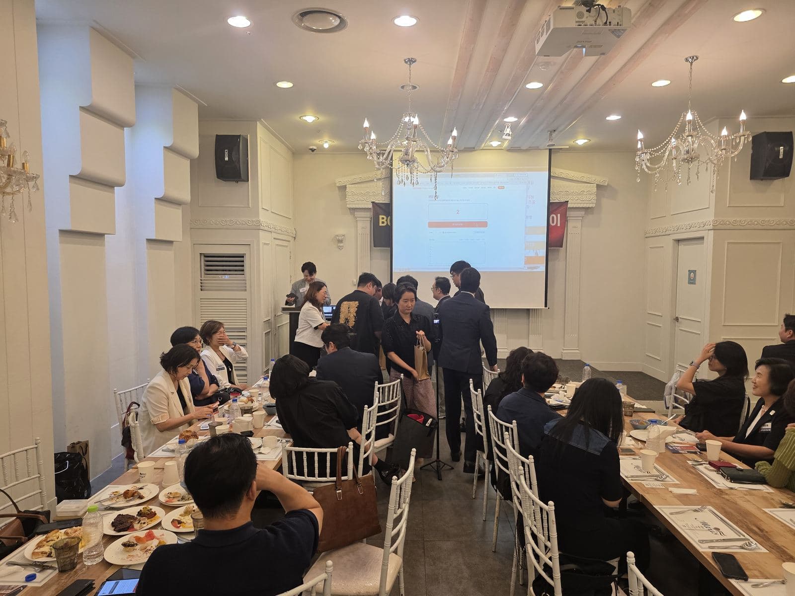 옆 건물에 누가 있는지 모르는 채로 몇 년
