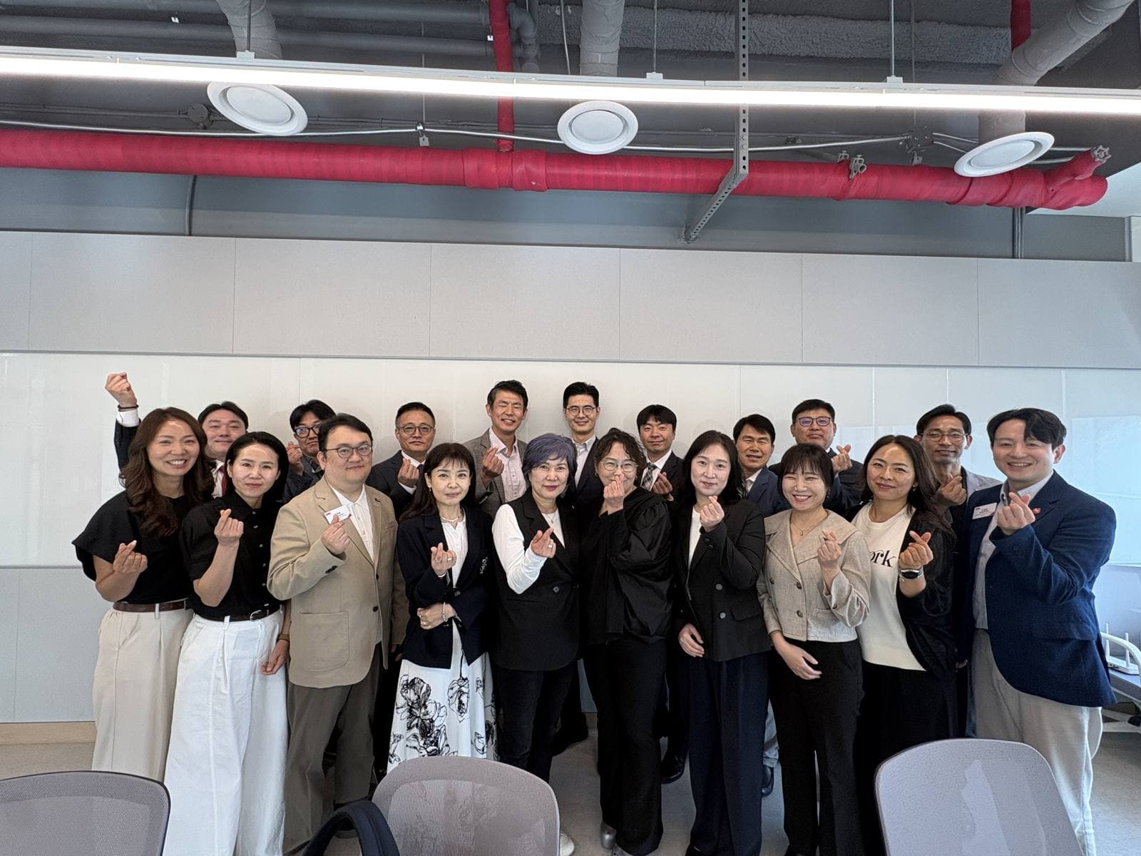 BNI 챕터 멤버들이 모여 찍은 단체 사진